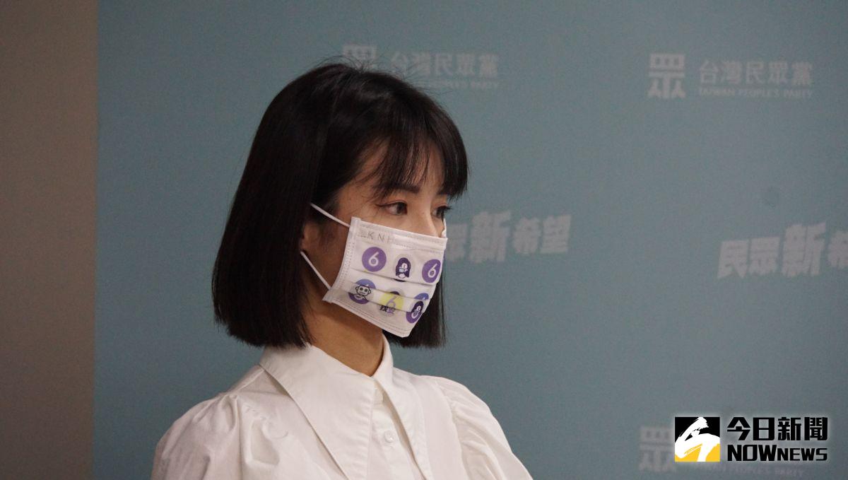 ▲面對嗆記者事件，新竹市府發言人徐千晴今天向記者90度鞠躬道歉。（圖／記者呂炯昌攝）