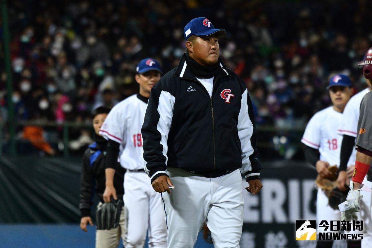 ▲WBC經典賽中華隊、樂天桃猿投手教練許銘傑，今日遭到球團宣布改調二軍首席投手教練，原一軍職位由川岸強接任。（圖／特約攝影林柏年攝）
