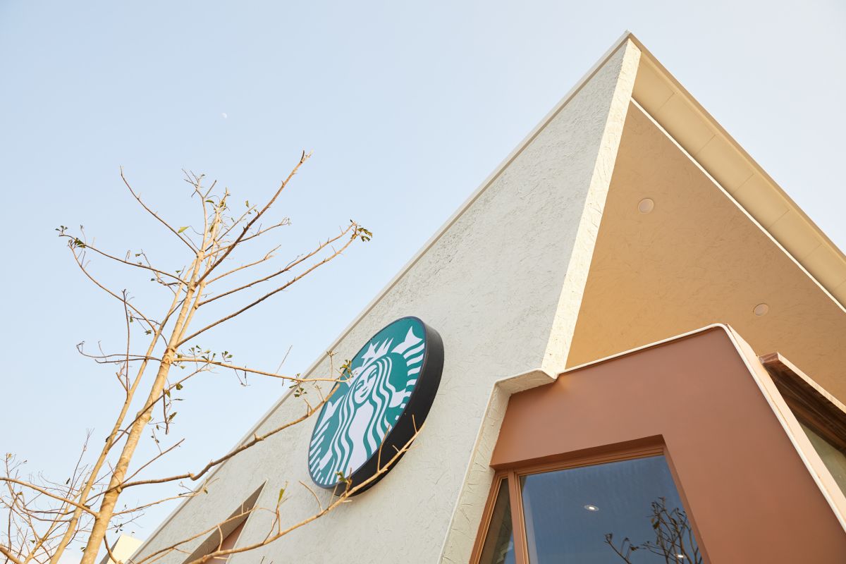 ▲星巴克首度進駐新竹縣竹東鎮，第一間「竹東杞林門市」正式開幕，推出多重優惠寵客，限店「第2杯半價」優惠，最長可以喝到3月底。（圖／台灣星巴克提供）