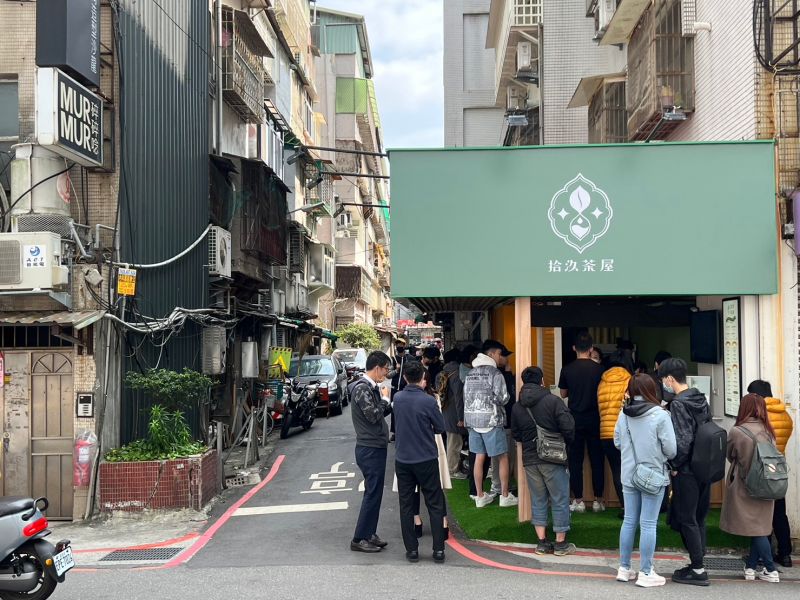 ▲雖然適逢228連假過後的開工日，但Toyz飲料店「拾汣茶屋」仍塞滿熱情民眾準時開排。（圖／記者張志浩攝）