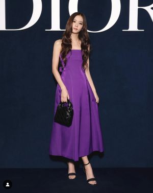 ▲BLACKPINK Jisoo身穿紫色洋裝出席DIOR迪奧2023秋冬大秀。（圖／翻攝自Jisoo IG）