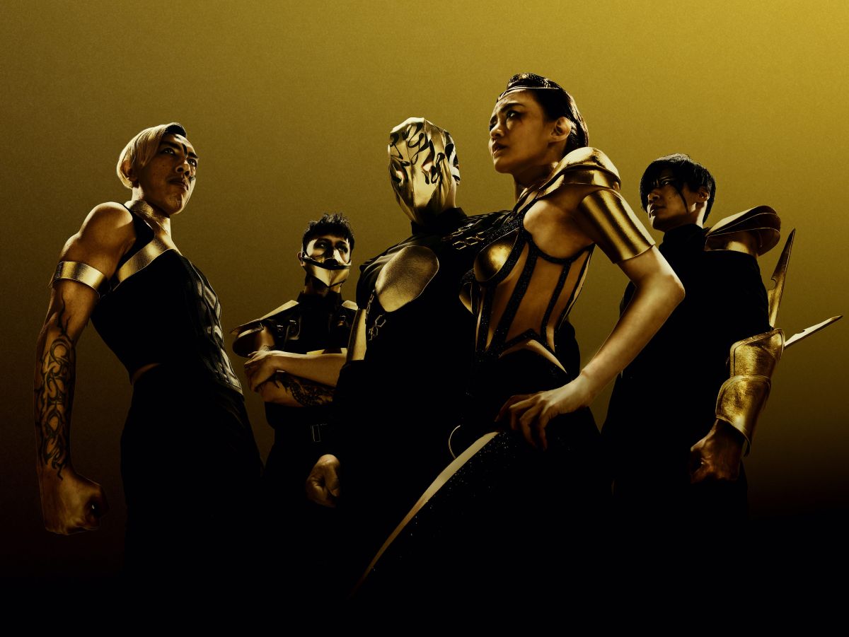 ▲閃靈推出新歌〈護國山〉回歸樂壇，其中Doris（右二）的戰袍超火辣。（圖／出日音樂提供）