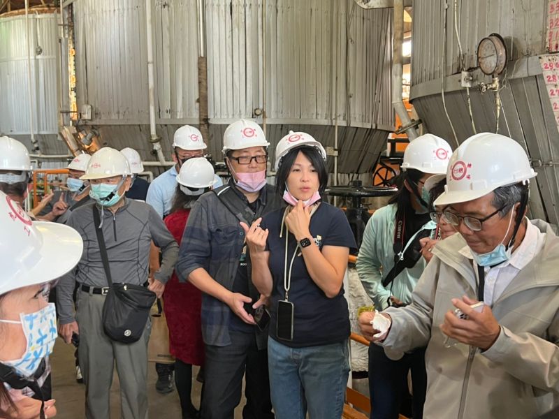 ▲張家銨參觀虎尾糖廠製糖過程,因天氣熱一度拉下口罩。(圖/翻攝雲林記憶cool粉絲頁,2023.03.01)