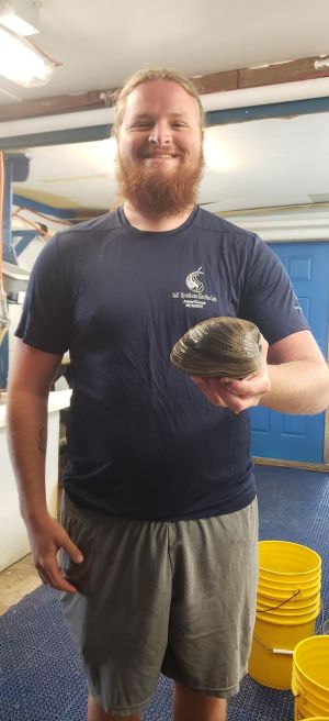 ▲美國男子帕克（Blaine Parker）在佛州海邊撿到214歲的巨大蚌蠣。（圖／翻攝Gulf Specimen Marine Lab臉書）