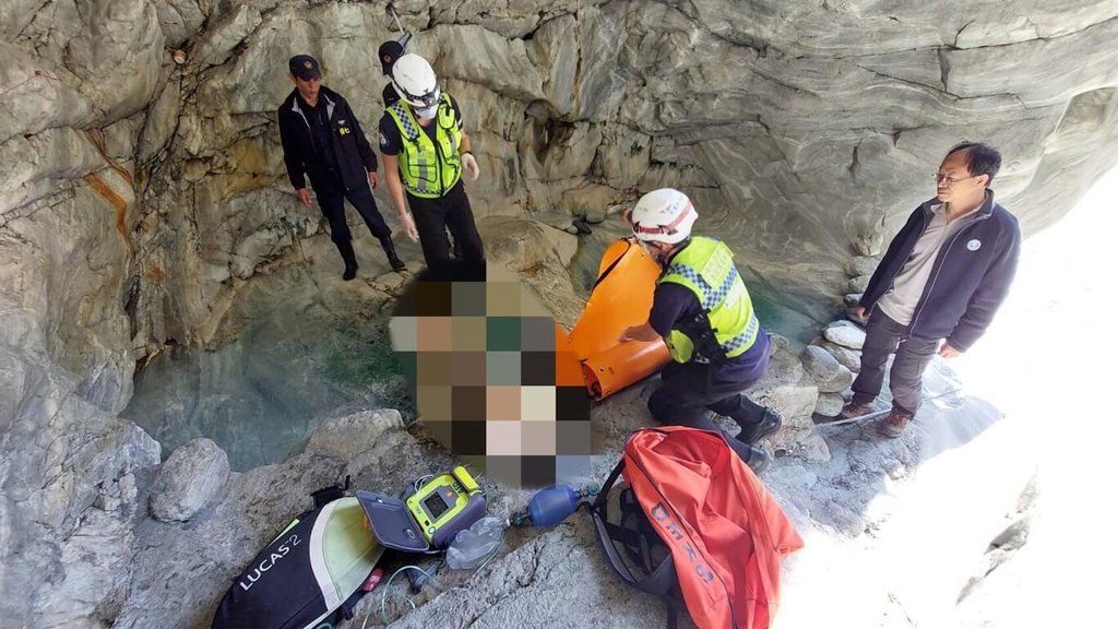 ▲花蓮70歲林姓男子今（1）日和3友人道文山溫泉泡湯，過程中疑因心血管疾病陷入昏迷，失去生命跡象。（圖／花蓮縣消防局提供）
