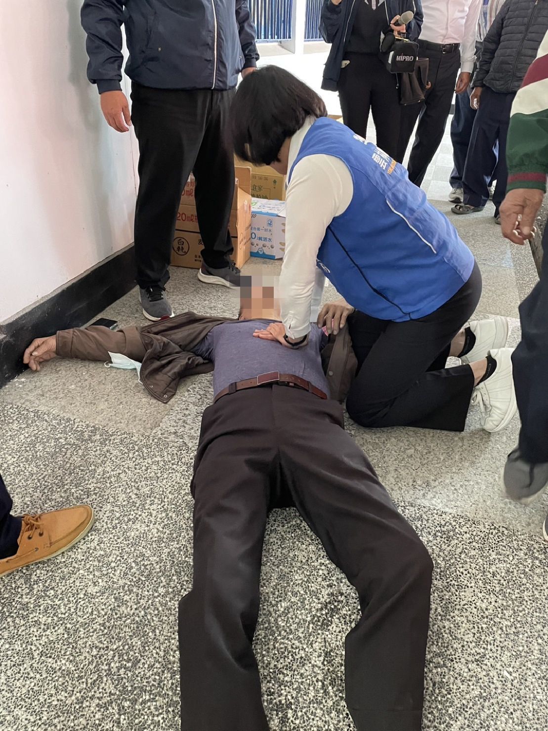 ▲縣長張麗善發現倒下的老翁沒有呼吸心跳，即刻對老翁施作心肺復甦術(圖／民眾提供2023.3.1)