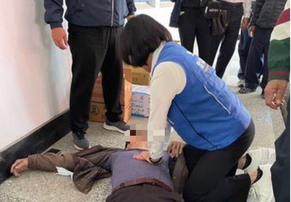 ▲護理師出身的張麗善，今（1）日出席活動見台下老翁突倒地昏迷，第一時間跪在地上幫忙CPR。（圖／翻攝畫面）