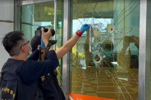 台南市政府遭攻擊！玻璃門裂成「蜘蛛網狀」　43歲男被逮
