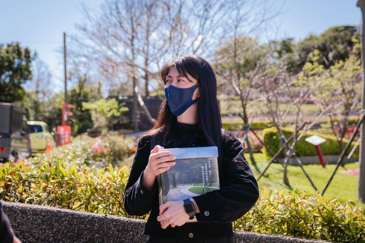 ▲白癡公主近日透露父親已花葬長眠於陽明山，法會和後事都已告一段落。（圖／翻攝自「白癡公主」臉書）