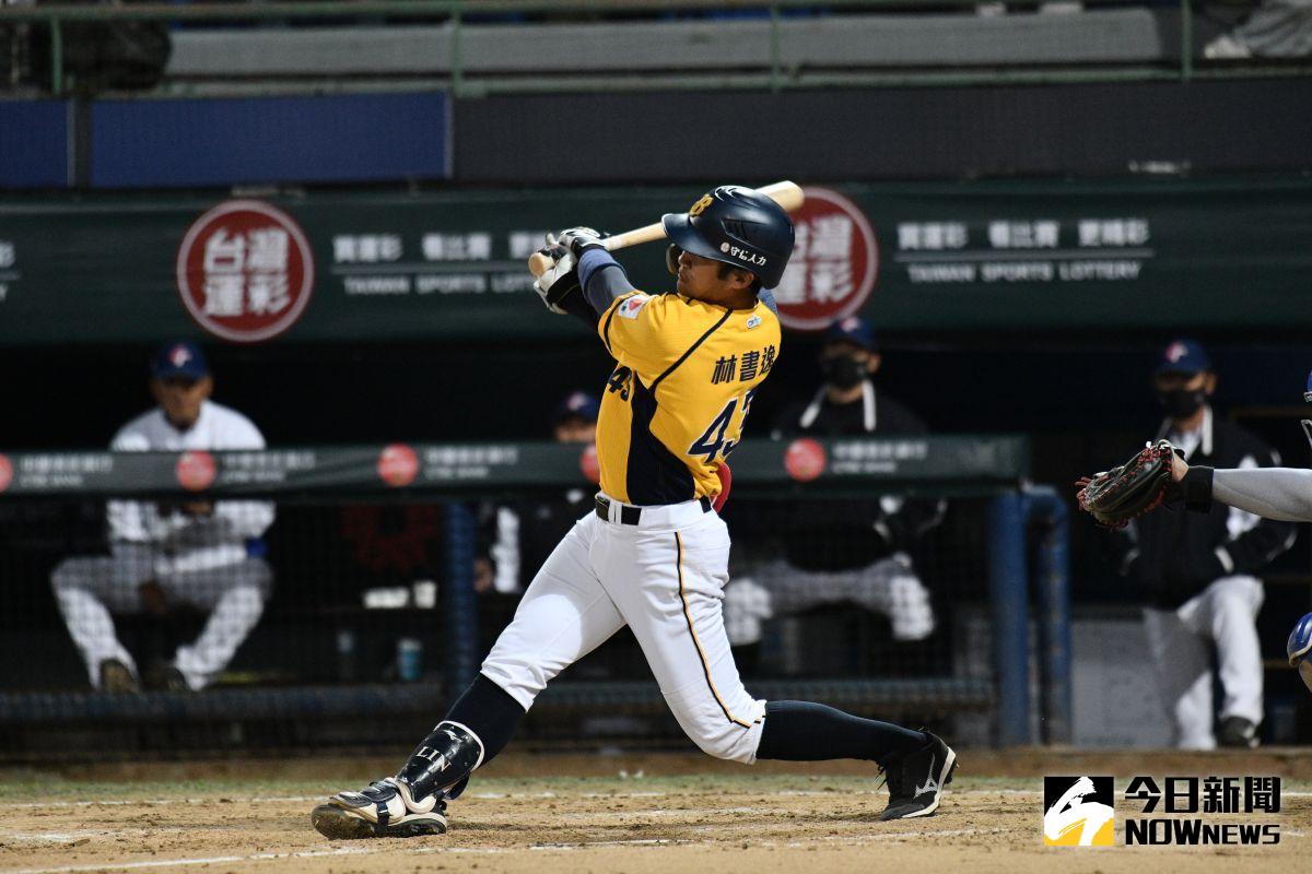 ▲中信兄弟20日下午在屏東縣鹽埔鄉中信園區進行春訓以來的第2場熱身賽，以8：1擊敗韓職培證英雄，贏得今年熱身賽首勝。（圖／特約攝影林柏年攝）