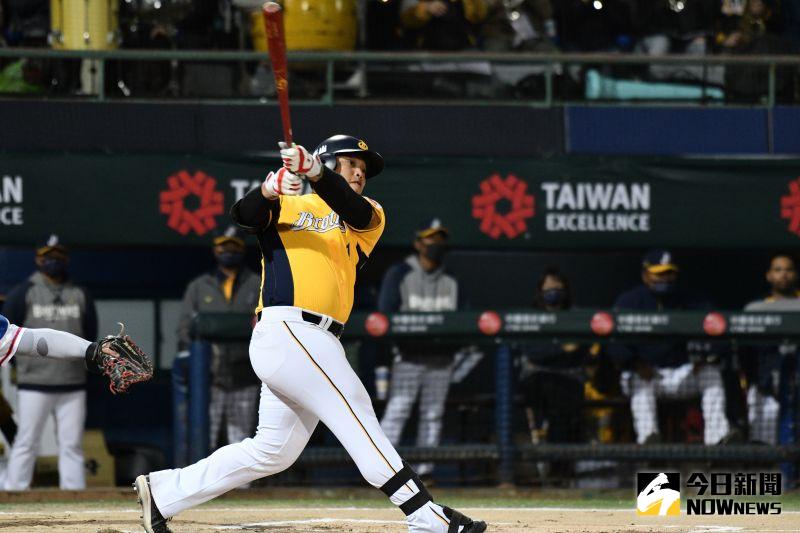 ▲富邦悍將日前宣布簽下前中信兄弟外野手林書逸，但林書逸昨（8）晚在個人社群平台發出長文，向效力九年多中信兄弟球團深情道別。（圖／特約攝影林柏年攝）