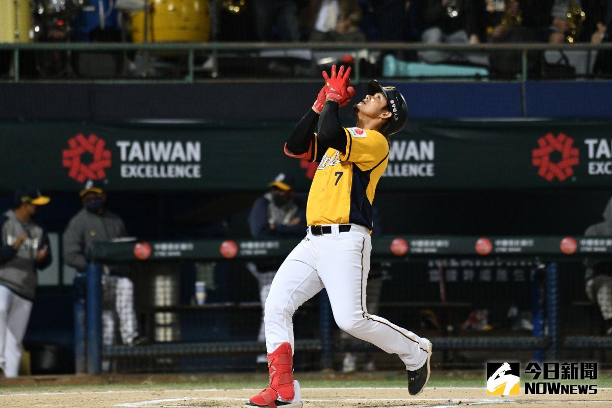 ▲中信兄弟張志豪開轟，幫助兄弟止敗。（圖／特約攝影林柏年攝）