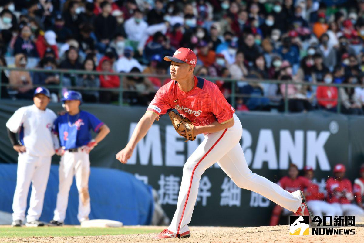 ▲味全龍李超，因球帽尺寸不合叫暫停。（圖／特約攝影林柏年攝）