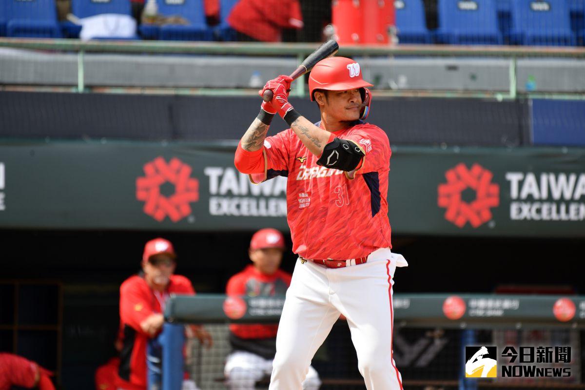 ▲台灣大賽G4味全龍41歲老將林智勝首度擔任先發一壘手。（圖／特約攝影林柏年攝）