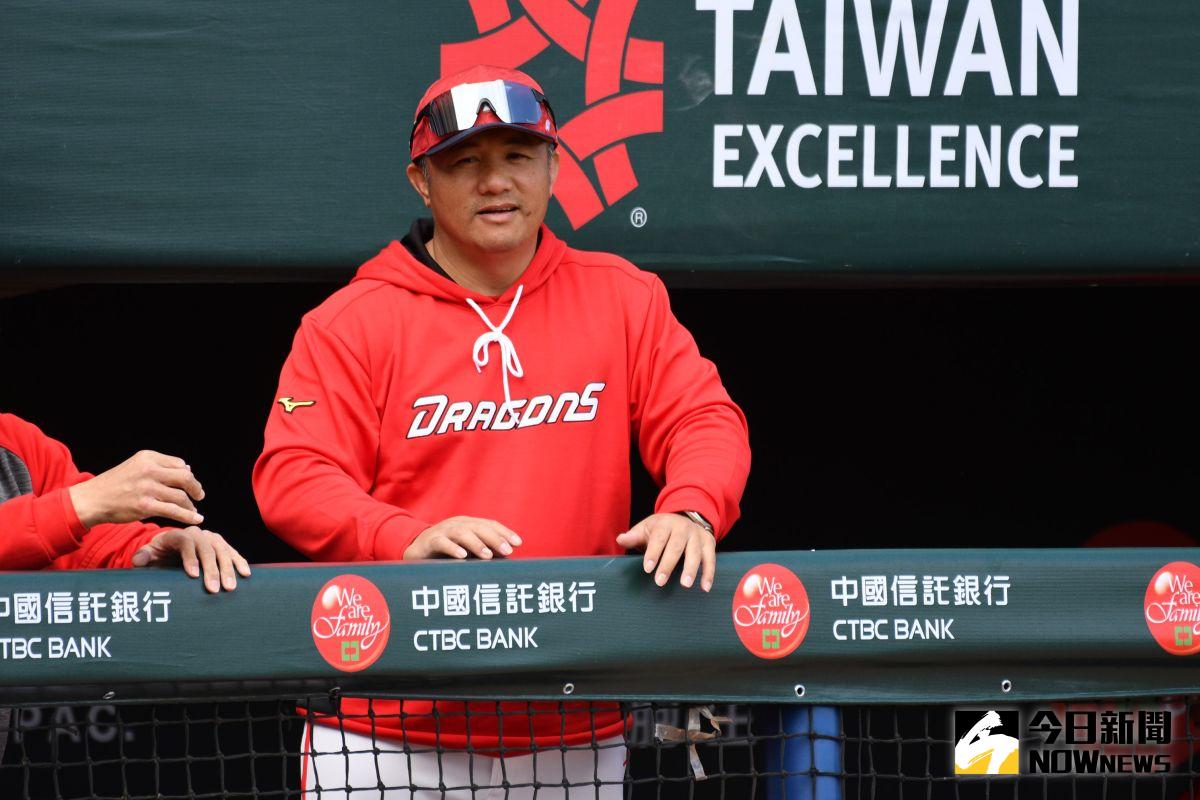 ▲味全龍確定奪冠後，打擊教練張泰山先躲到休息室偷哭。（圖／特約攝影林柏年攝）