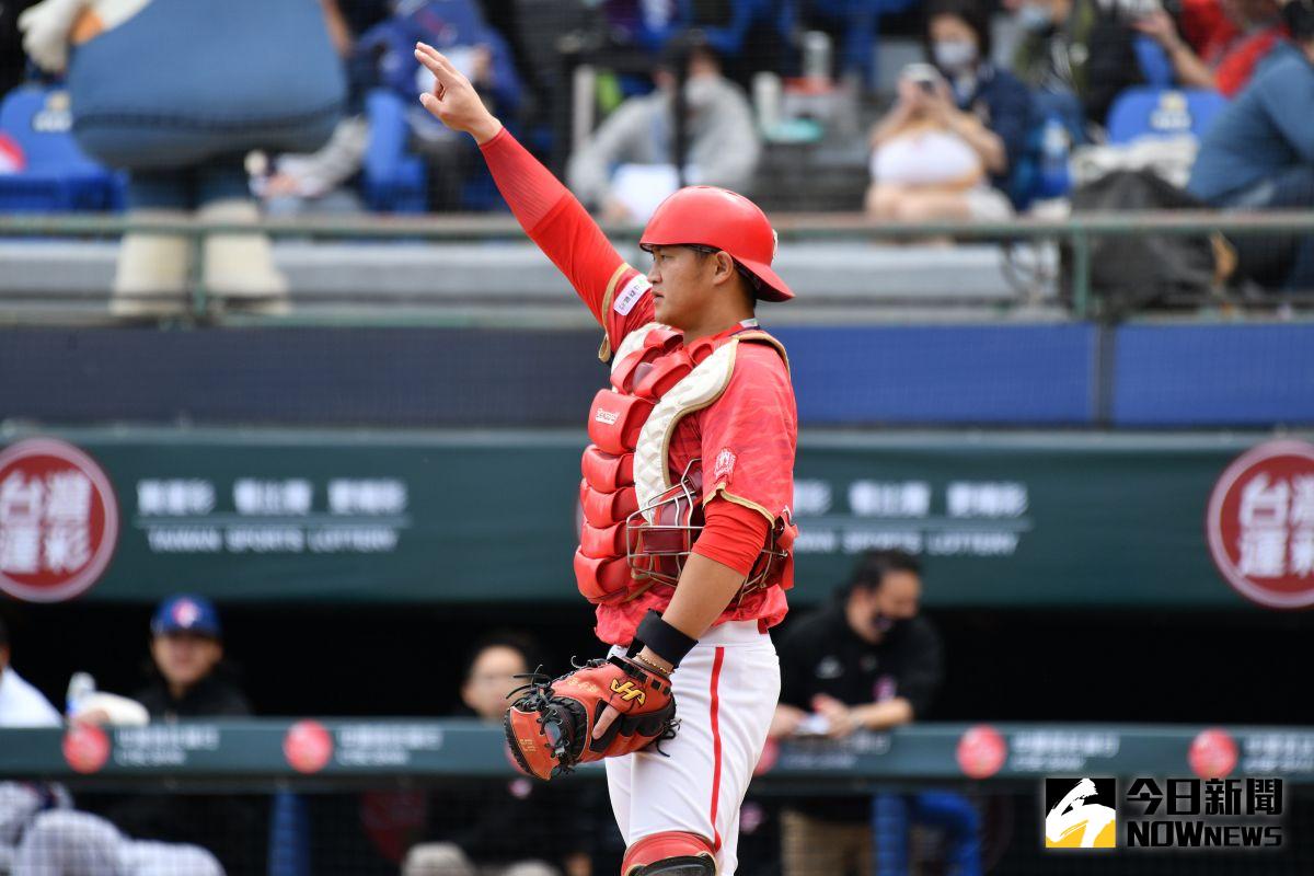 ▲味全龍蔣少宏今敲出三支安打。（圖／特約攝影林柏年攝）