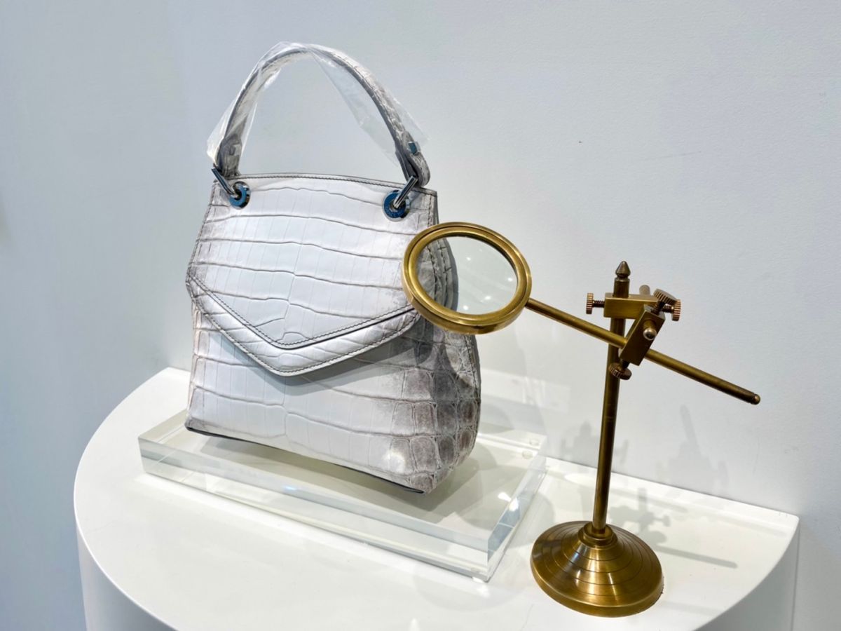 ▲受凱特王妃愛用而一戰成名的「Grace Han黑色小牛皮情書包Love Letter」，出自王文洋獨生女王思涵之手，回台舉辦「愛、雋永與傳承Grace Han x王陳靜文女士」藝術聯展，《NOWnews今日新聞》帶大家直擊5大必看亮點。（圖／記者蕭涵云攝）