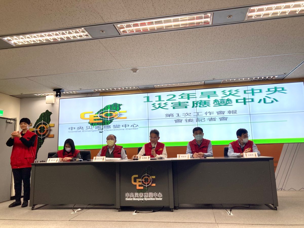 ▲南部水情拉警報！經濟部長王美花於今（1）日召開旱災中心會議，會後水利署署長賴建信於記者會上宣布，高雄地區自3月8日起由水情提醒綠燈轉為減壓供水黃燈。（圖／記者鄭妤安攝影）