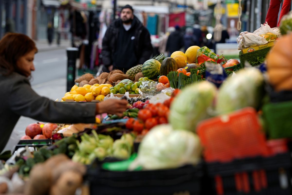 ▲英國民眾面臨通膨持續高漲，日子越來越難過，採購食品雜貨的能力也越發吃緊。（圖／美聯社／達志影像）