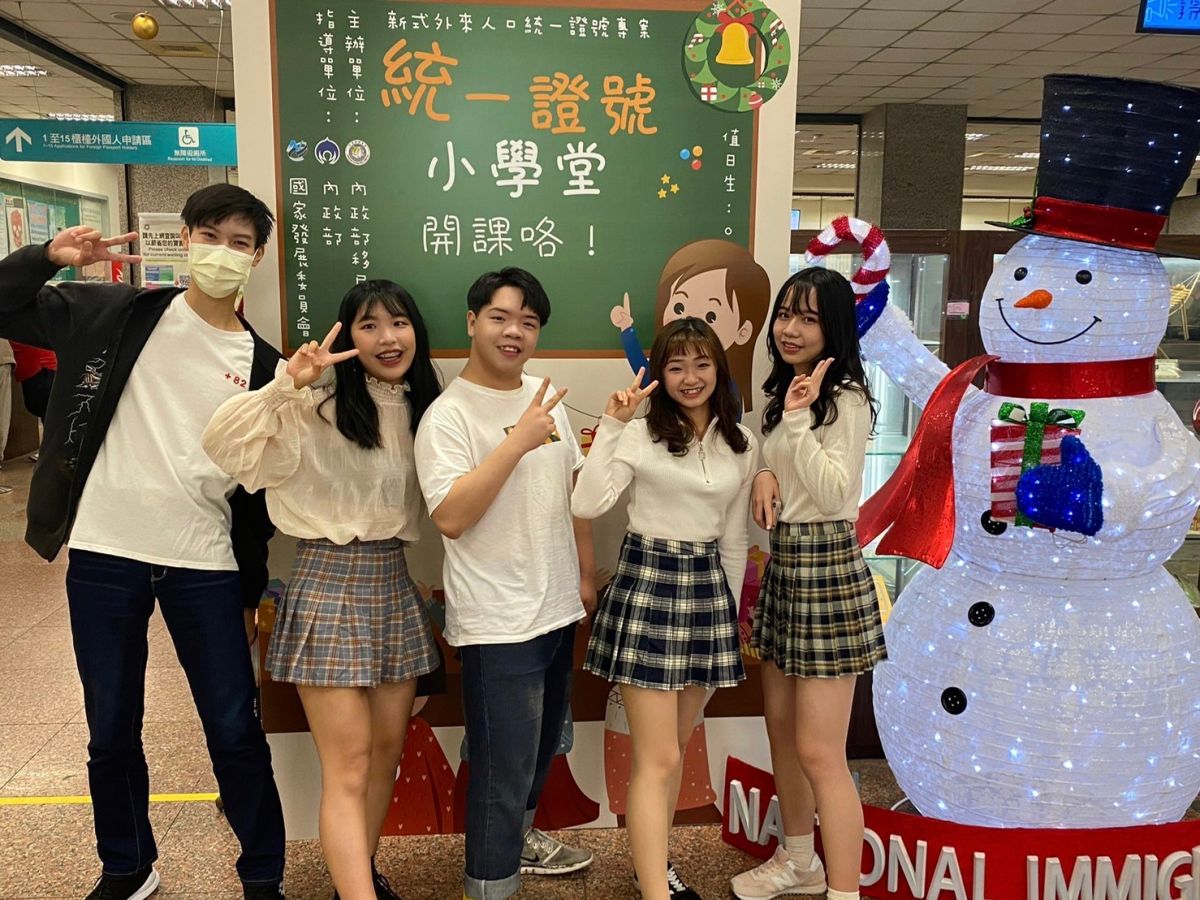 ▲ 劉德曜（中）與其他新二代大使一起參加公益活動。（圖／移民署）