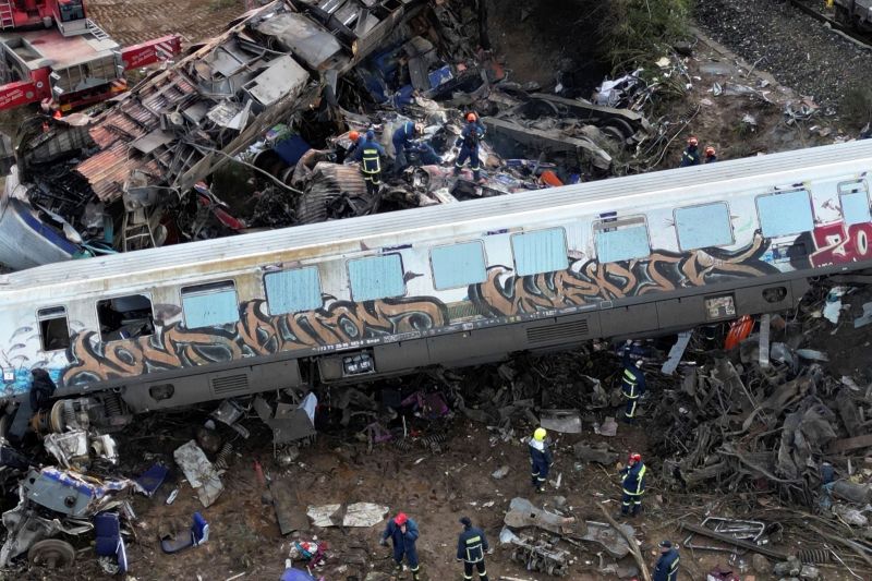 ▲希臘昨天發生1列載客火車和1列貨運列車對撞出軌事故。（圖／美聯社／達志影像）