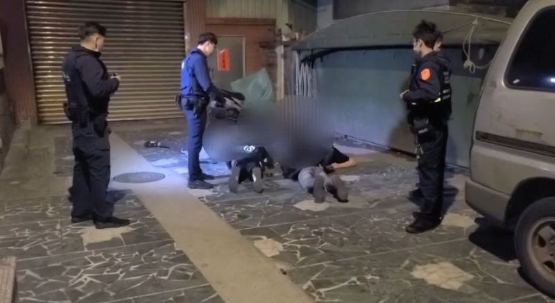 ▲新北市板橋區2日凌晨，發生聚眾鬥毆案，警方帶回涉案5人，其中2人遭移送。（圖／翻攝畫面）