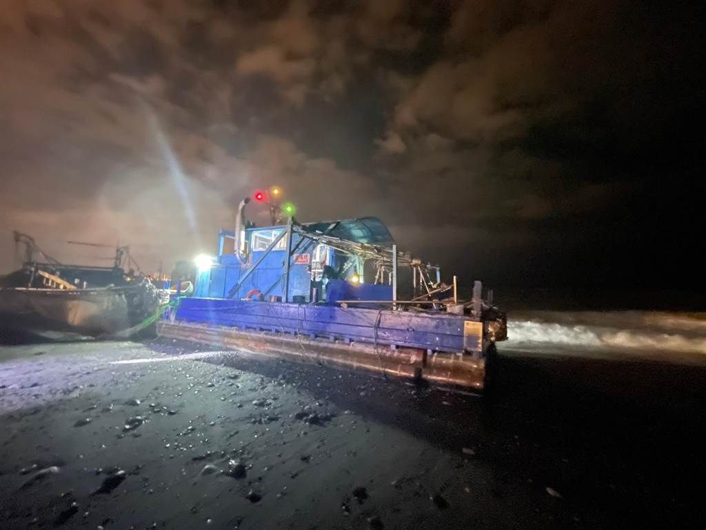 ▲花蓮一對船長夫妻，1日晚間準備前往花蓮溪出海口捕撈鰻苗，膠筏突然失去舵效因而擱淺在溪口岸際。（圖／翻攝畫面）