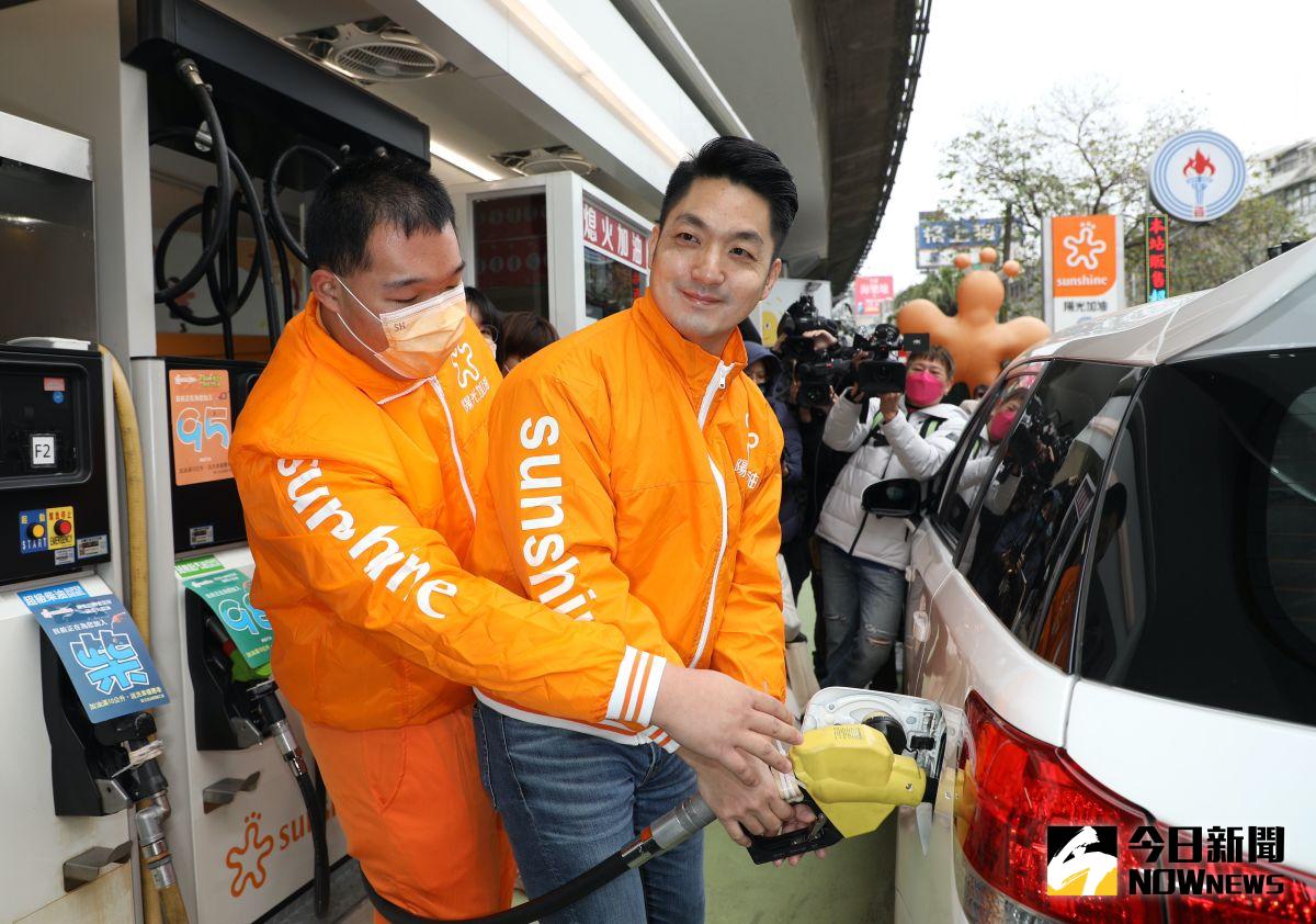 ▲台北市長蔣萬安2日前往建國北路的陽光加油站，體驗加油與洗車相關工作，並且替建北陽光加油站「拉業績」。（圖／記者陳明中攝，2023.03.02）