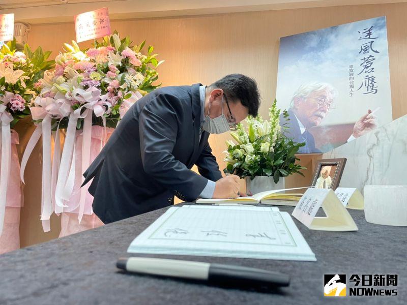 ▲勞動部次長李俊俋赴台灣制憲基金會悼念辜寬敏。（圖／記者黃宣尹攝，2023.03.02）