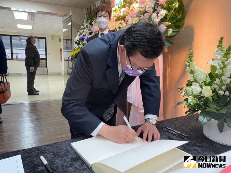▲行政院副院長鄭文燦赴台灣制憲基金會悼念辜寬敏。（圖／記者黃宣尹攝，2023.03.02）