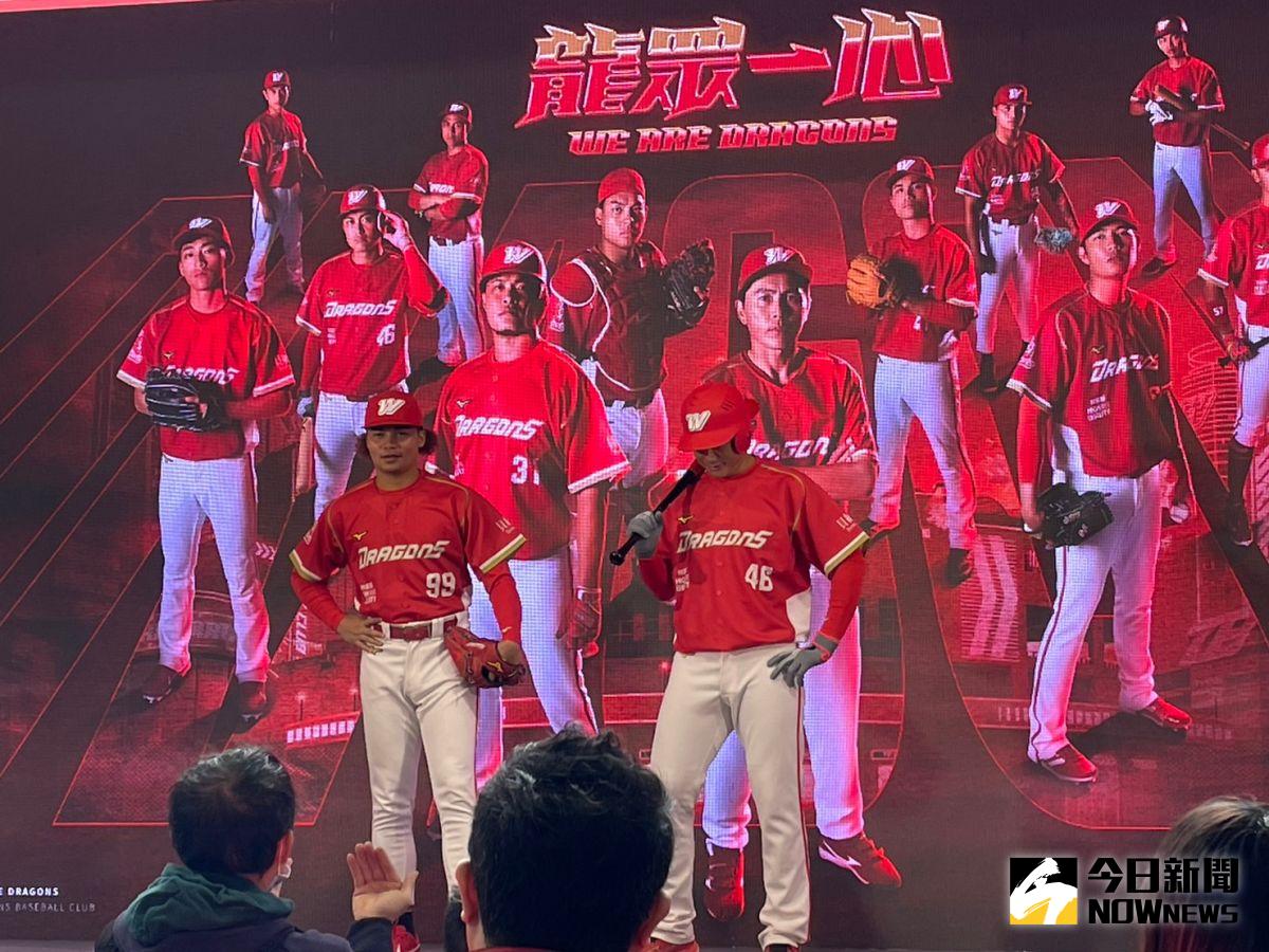 ▲味全龍公布客場新球衣、跟緯來電視網簽約儀式。（圖／吳政紘攝）