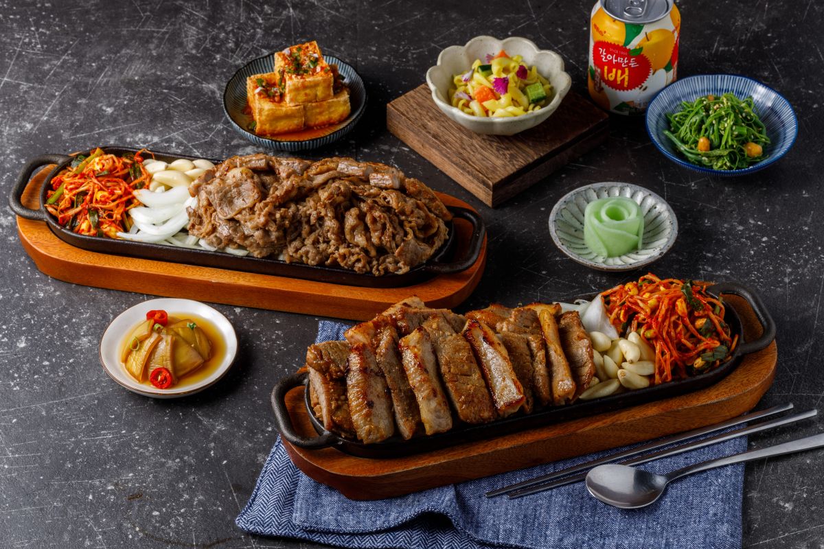 ▲「八色烤肉mini」進軍新竹巨城，慶開幕點任一套餐送飲品3選1，並首次推出兩款巨無霸「疊疊肉」套餐380元；高雄漢神巨蛋店則有「學生雙人套餐」340元，平均每人170元。（圖／八色烤肉提供）