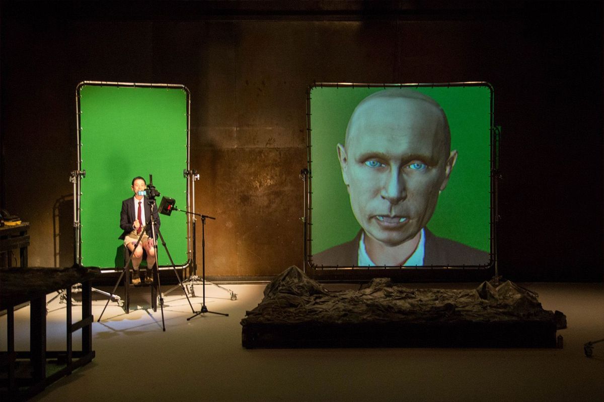 ▲西班牙塞拉諾先生劇團《山貌》以AI人工智慧的生成技術，讓俄羅斯總統普丁現身舞台。（圖／兩廳院提供）