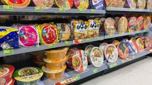 超商本周限定優惠開跑,全家祭出泡麵最低14元;7-11多款商品買1送1,飲料平均7元。(圖/記者黃韻文攝) ▲超商本周限定優惠開跑,全家祭出泡麵最低14元;7-11多款商品買1送1,飲料平均7元。(圖/記者黃韻文攝)