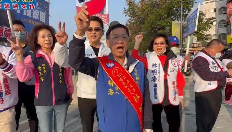 ▲林明溱親自到南投市黃昏市場拜票,卻與對手陣營狹路相逢。(圖/林明溱競總提供,2023.03.02)