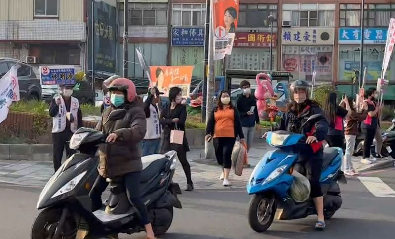 ▲下班路過的民眾趕緊「逃離」被轟炸現場。(圖/曾琮愷提供,2023.03.02)