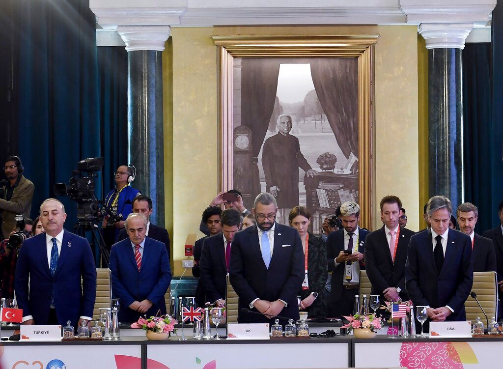 ▲G20外長會議今日在印度新德里舉行，會前各國代表們替土敘強震的罹難者默哀。（圖／美聯社／達志影像）