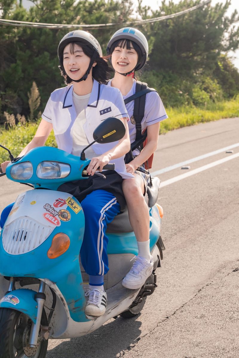 ▲片中,飾演「荷恩」的全昭霓,對金多美詮釋的「美素」十分憧憬。(圖/車庫娛樂)