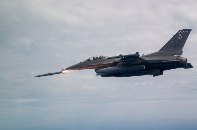 ▲美軍F-16C戰機發射AIM-120飛彈。(圖／美國空軍)