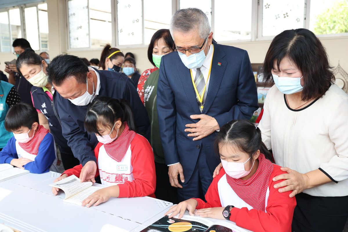 ▲信義企業集團創辦人周俊吉陪同東榮國小學子在閱讀書軒看書，勉勵孩子透過閱讀改變人生。（圖／資料照片）