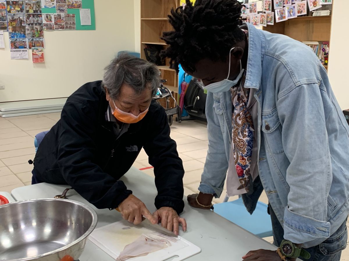 ▲ 「咱兜灶跤的古早味計畫─青銀共煮推廣計畫」讓外籍生和銀髮族同樂。（圖／台南市社會局）