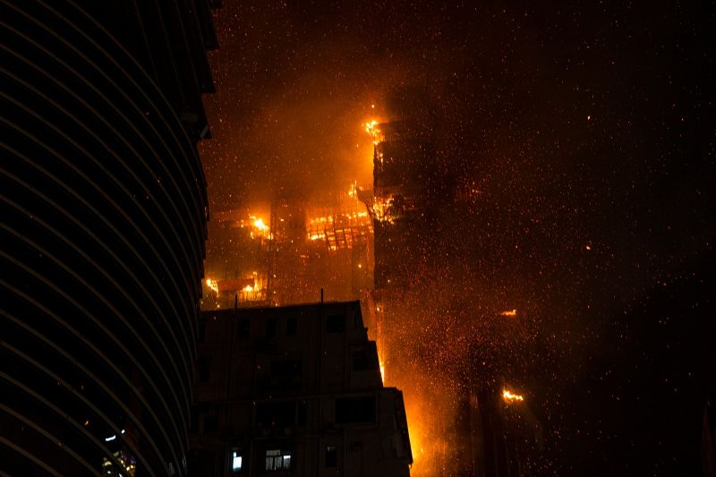 ▲香港尖沙咀1棟正在翻新重建的大樓，2日深夜11點左右傳出火警，延燒多時才撲滅。（圖／美聯社／達志影像）