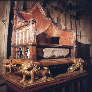 ▲時隔半個多世紀後，擁有700多年歷史的加冕椅將再度於英王的加冕儀式亮相，底下的「斯昆石」現已送回蘇格蘭保存。資料照。（圖／美聯社／達志影像）