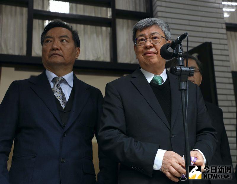 ▲陳建仁今日赴立法院進行施政報告並備詢,並在進入議場前受訪;羅秉成也陪同。(圖/記者陳明中攝,2023.03.03)