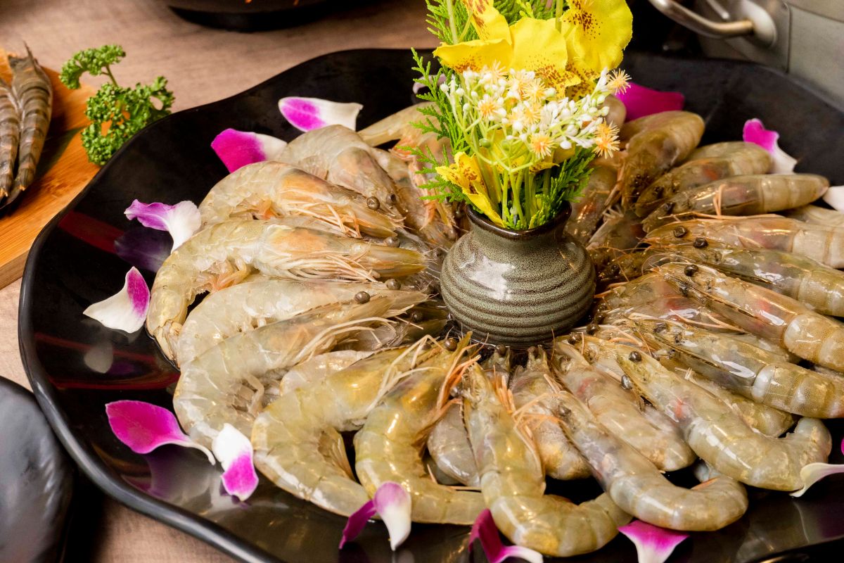 ▲快看身分證，只要對中「238」任二碼，或姓名有「如、姿、婉、娟」同音任一字，免費升級阿拉伯藍鑽蝦、基隆胭脂蝦吃到飽。（圖／馬辣集團）