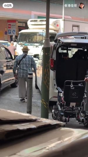 ▲洪金寶雖然需要輪椅輔助，但自己還是可以行走的。（圖／翻攝自小紅書）
