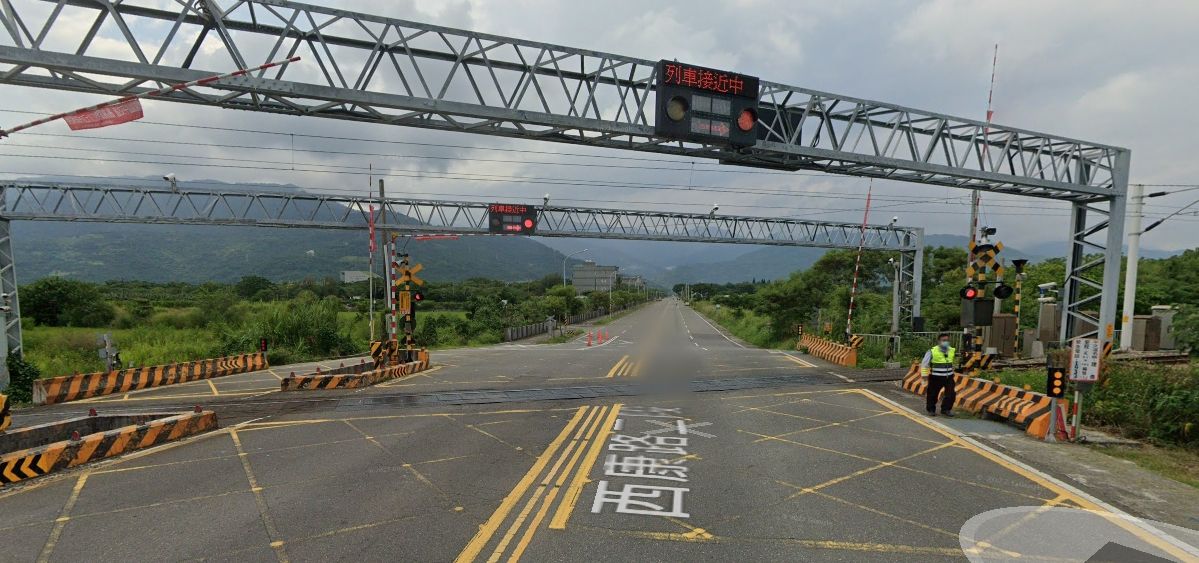 ▲黃女撞上鐵路平交道柵欄後，噴飛倒地一度無生命跡象。（圖／翻攝google地圖）