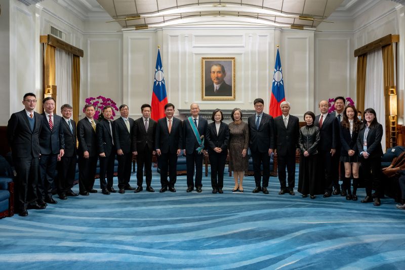 ▲蔡英文今日贈勳李大維、沈榮津,兩人家屬也現身觀禮。(圖/總統府提供)