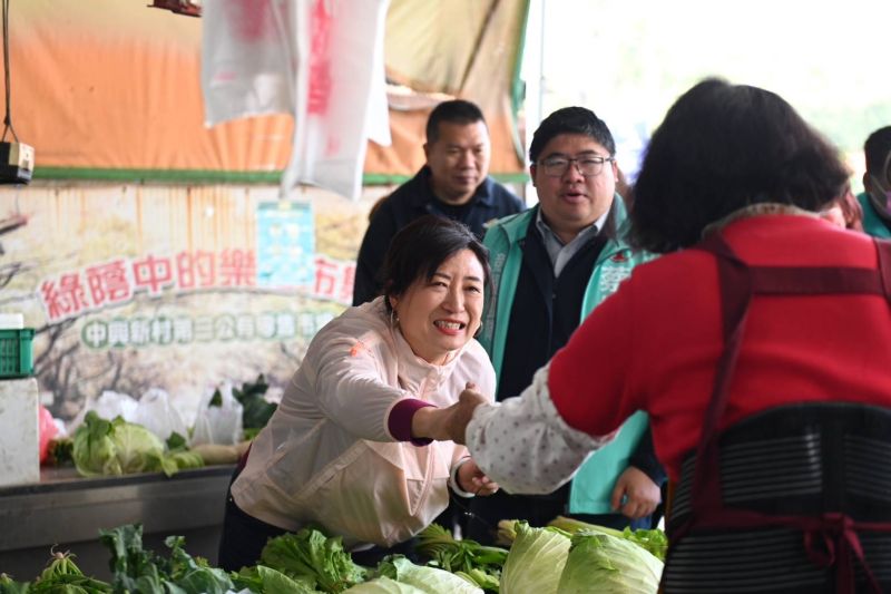 ▲選前最終日,蔡培慧在蔡易餘陪同下,繼續勤走掃街,力拚勝選。(圖/蔡培慧辦公室提供)