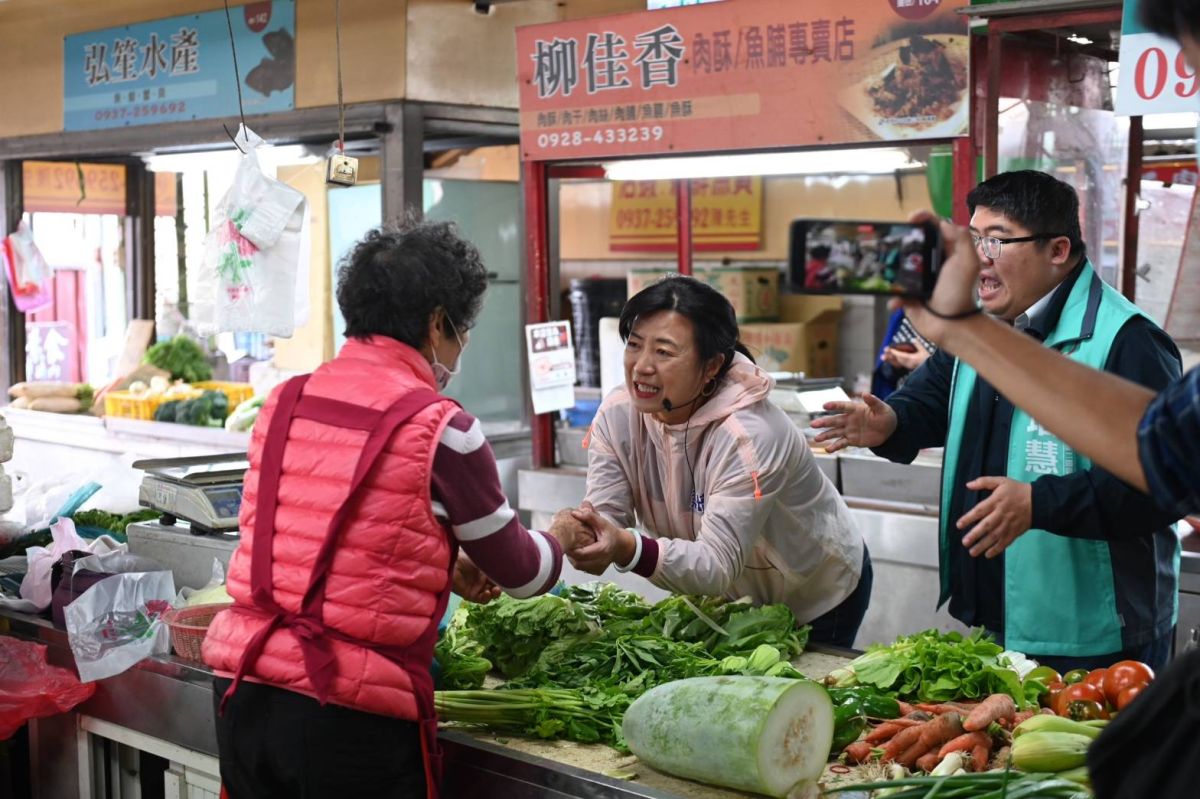 ▲選前最終日，蔡培慧在蔡易餘陪同下，繼續勤走掃街，力拚勝選。（圖／蔡培慧辦公室提供）